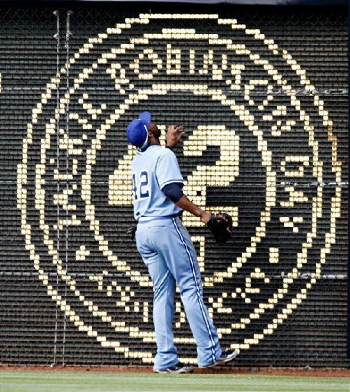Mariano Rivera Wearing Jackie Robinson's 42 to the End - The New York Times