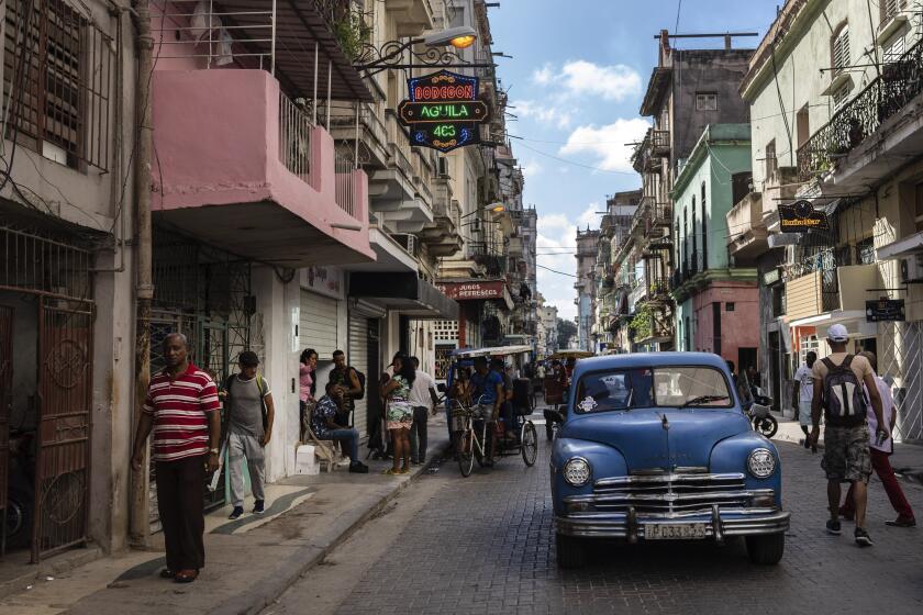 ARCHIVO - Un automóvil antiguo avanza por una calle el 11 de noviembre de 2023, en La Habana, Cuba. (AP Foto/Ramón Espinosa, archivo)