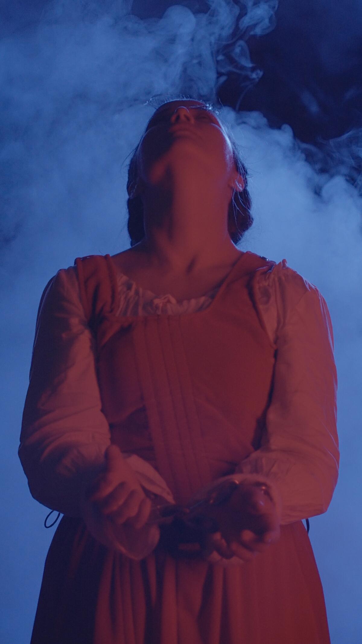Jahnavi Alyssa como Anne Redferne en la producción teatral inmersiva “Witch!”