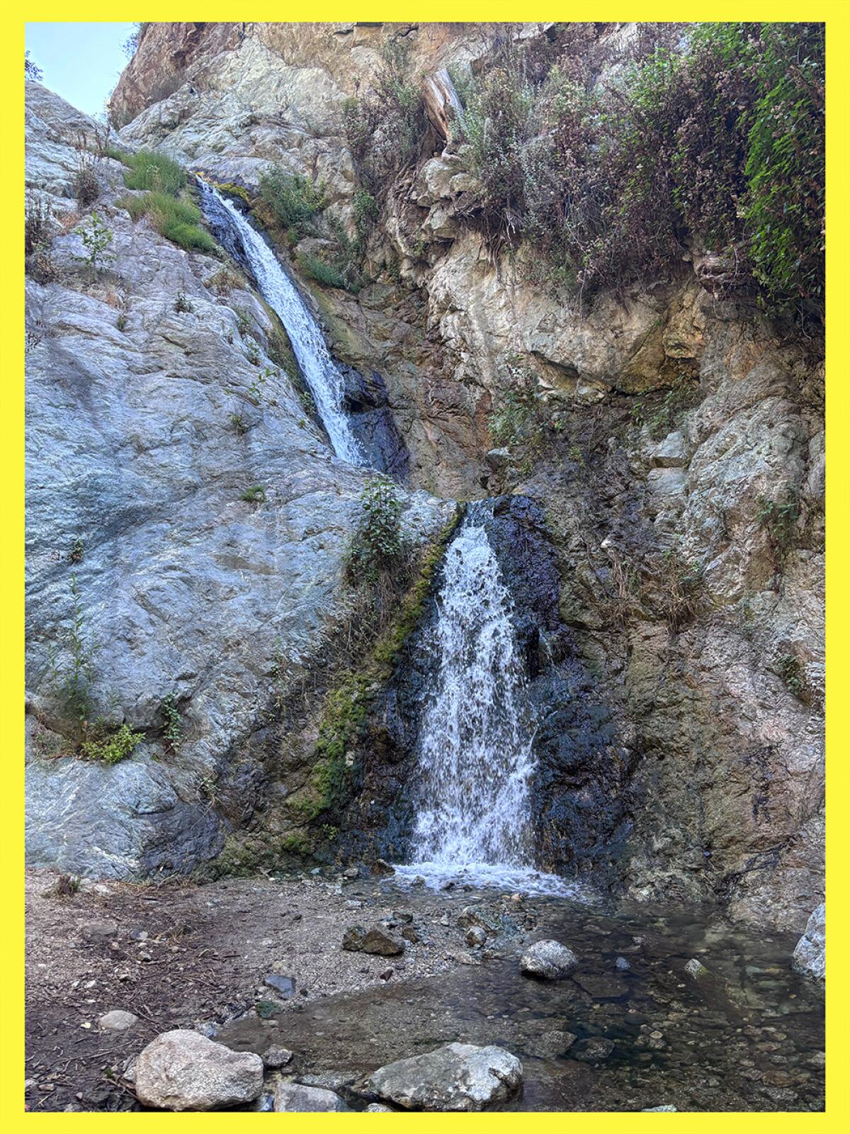 A água de 30 pés é a capa que cobre rocha.