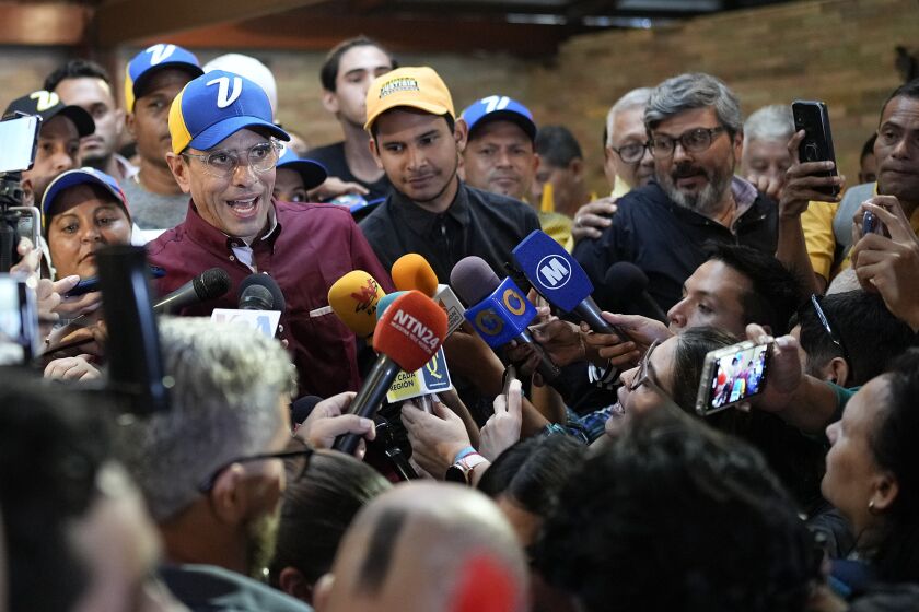 El líder opositor Henrique Capriles, del partido Primero Justicia, habla con los periodistas después de registrar su candidatura para las próximas elecciones primarias de la oposición, en Caracas, Venezuela, el sábado 24 de junio de 2023. (Foto AP/Matías Delacroix)