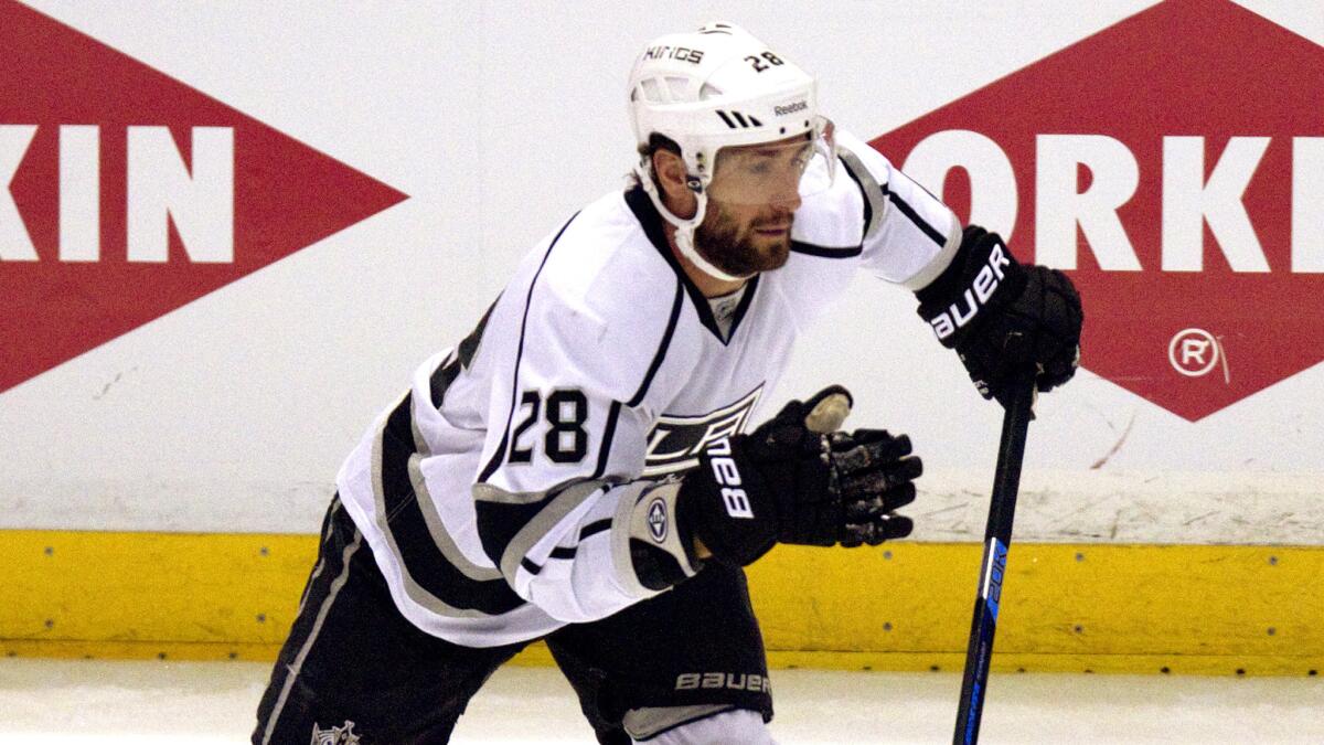 Jarret Stoll, who won two Stanley Cup titles with the Kings, has signed with the New York Rangers.