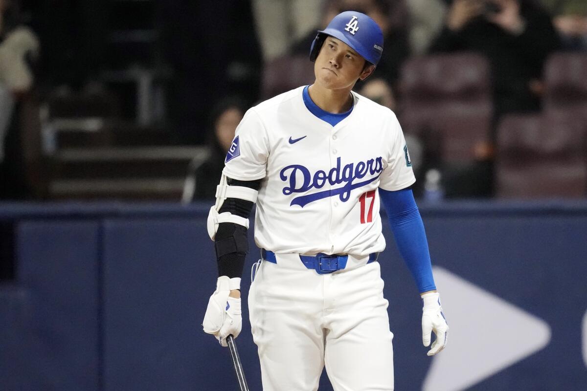 Shohei Ohtani, Pazar günü ikinci vuruşta vuruş sırasında tepki gösterdi.