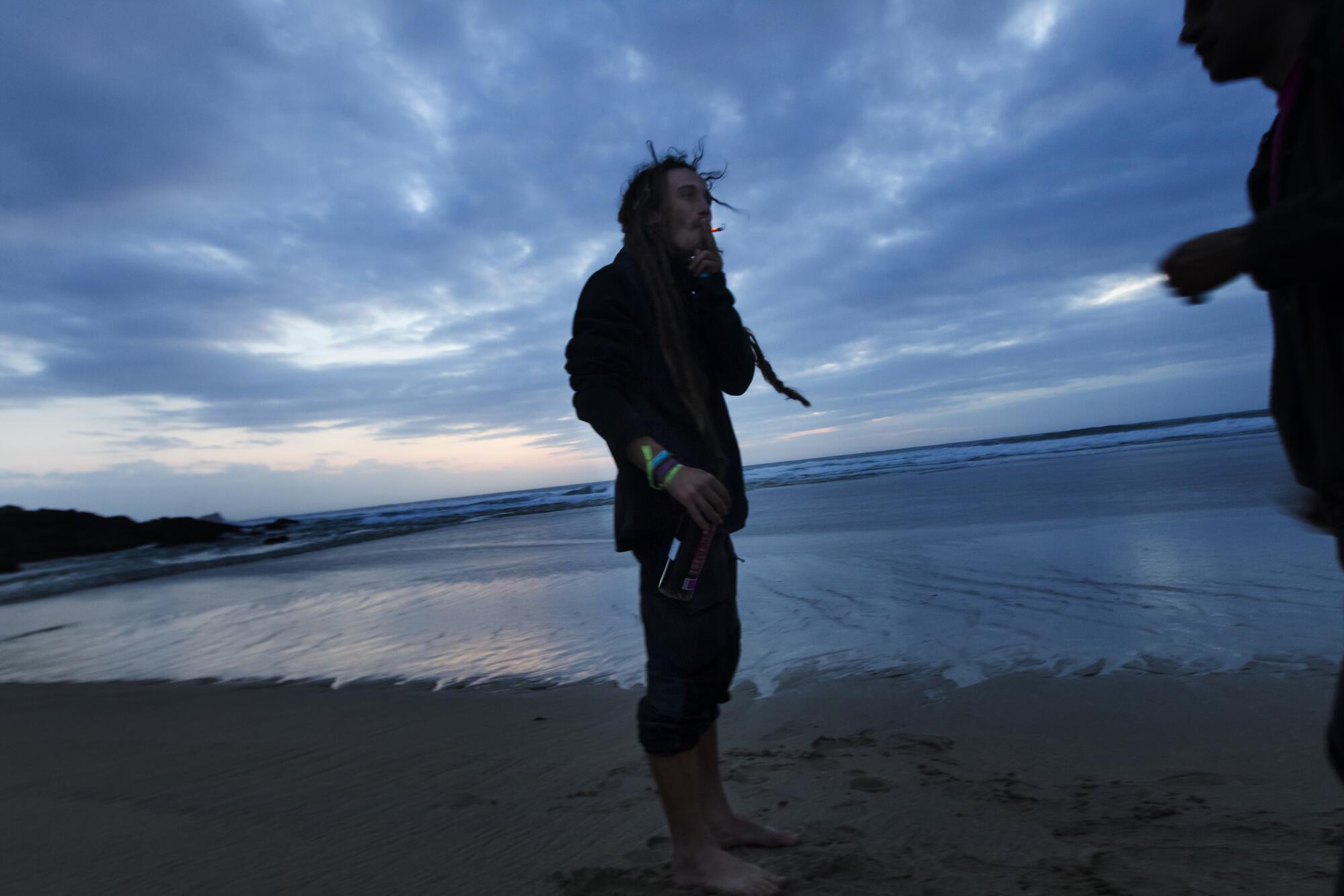 Hippie at the Mar de Fora beach during the final hour of the evening