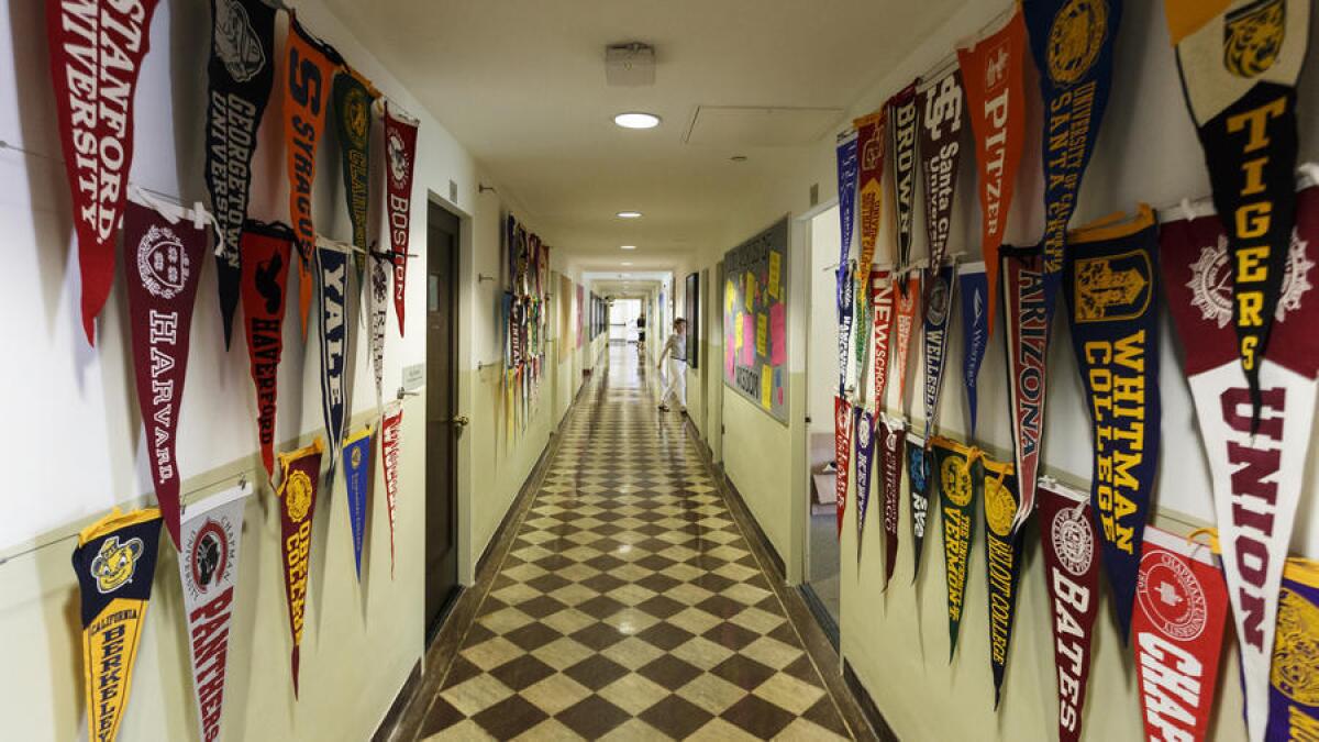 Banderines en los pasillos de la Archer School for Girls en Brentwood.