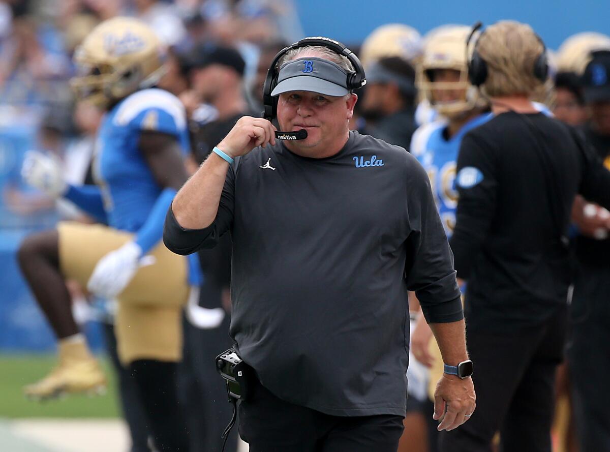 UCLA koçu Chip Kelly, 16 Eylül'de North Carolina Central'a karşı kazanılan galibiyet sırasında kenarda yürüyor.