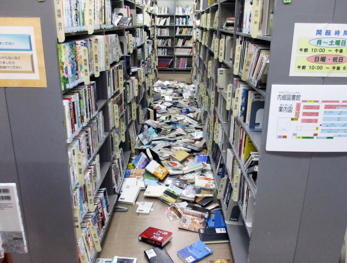 En la imagen, libros caídos de estanterías en una biblioteca en Iwaki, en el prefectura de Fukushima, el 22 de noviembre de 2016, tras un fuerte sismo que provocó una alerta por tsunami y una orden para evacuar la región. (Kyodo News via AP)