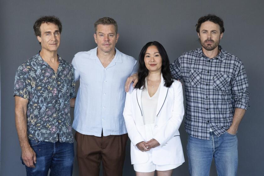 De izquierda a derecha el director Doug Liman y los actores Matt Damon, Hong Chau y Casey Affleck posan promocionar la película "The Instigators" el viernes 26 de julio de 2024 en Boston. (Foto AP/Reba Saldanha)