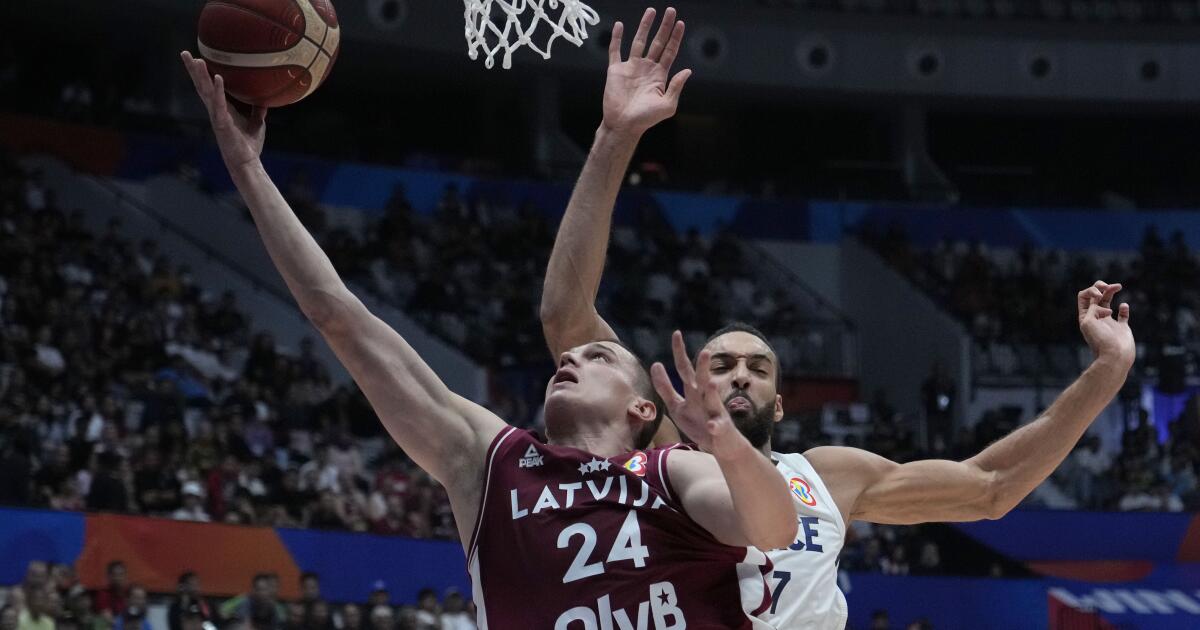 FIBA Pasaules kausa basketbolā mierinājuma kvalifikācijā Latvija pārspēj Itāliju, bet Lietuva pārspēj Slovēniju