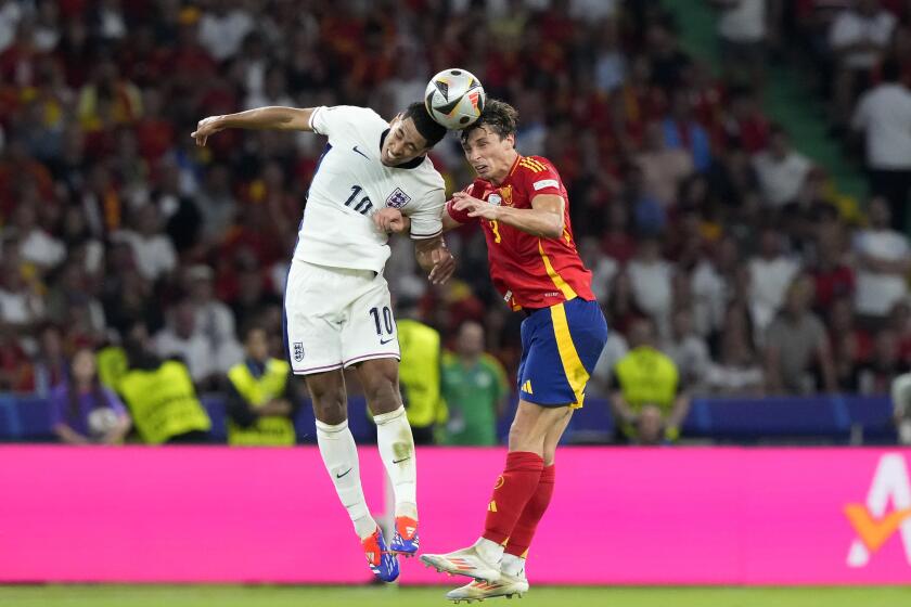 El español Robin Le Normand salta por el balón junto al inglés Jude Bellingham en la final de la Eurocopa el domingo 14 de julio del 2024. (AP Foto/Frank Augstein)
