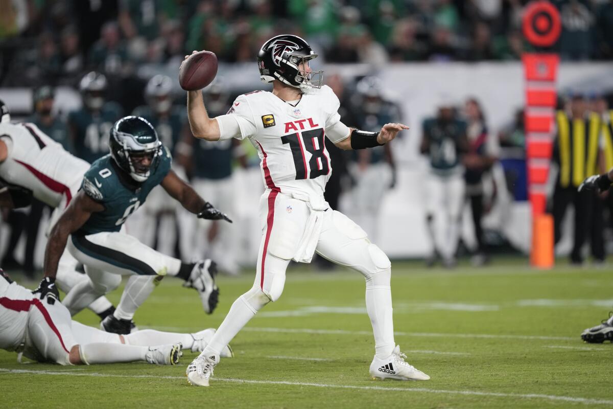 Falcons quarterback Kirk Cousins (18) throws against the Eagles. 