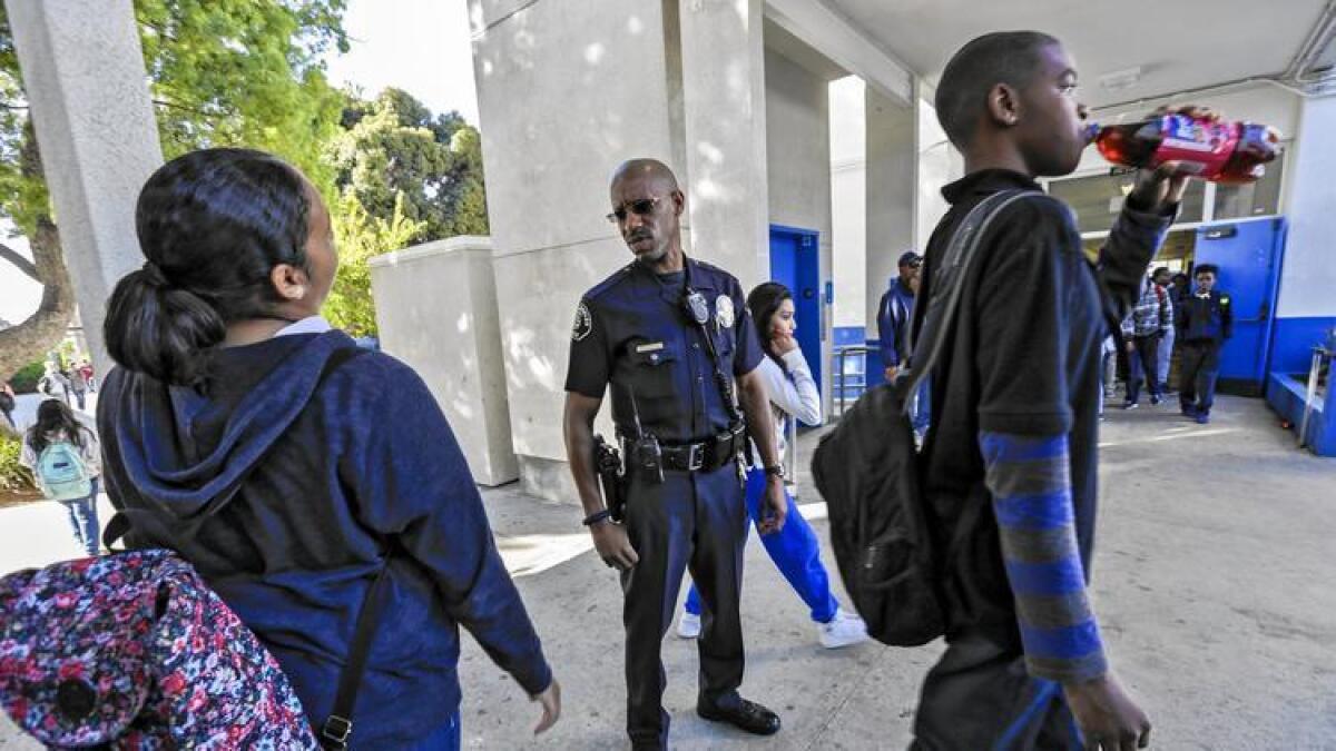 El oficial de policía Henry Anderson en su ronda rutinaria en la escuela de Los Ángeles Robert E. Peary Middle School en Gardena.