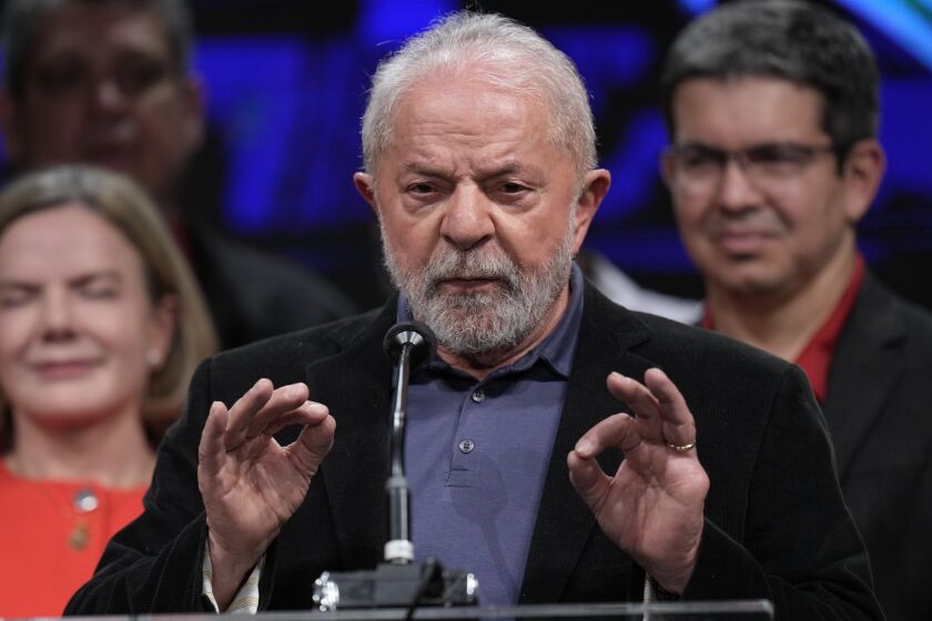El expresidente de Brasil Luiz Inácio Lula da Silva, quien se postuló nuevamente a la presidencia, habla con simpatizantes luego de la elección del domingo 2 de octubre de 2022 en Sao Paulo. (AP Foto/Andre Penner)