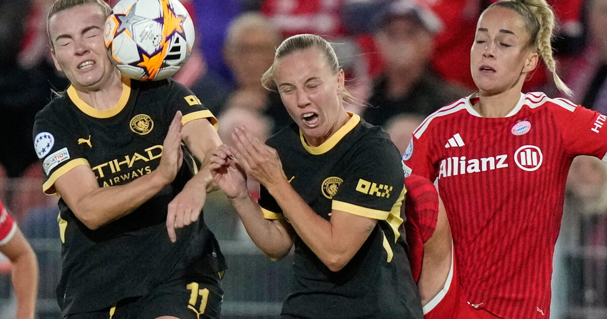 Photo: latimes.com Giulia Gwinn (derecha) del Bayern Múnich pugna un balón con Beth Mead y Lauren Hemp del Manchester City en la Liga de