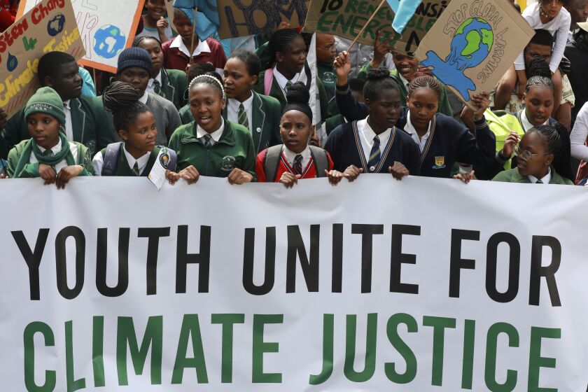 ARCHIVO - Jóvenes participan en una protesta para pedir acciones inmediatas contra el cambio climático en Ciudad del Cabo, Sudáfrica, el 24 de septiembre de 2022. (AP Foto/Nardus Engelbrecht, File)