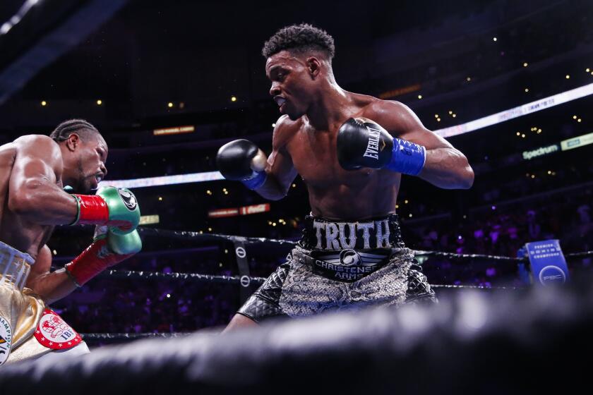 Errol Spence Jr. fights against Shawn Porter during the WBC & IBF World Welterweight Championship.