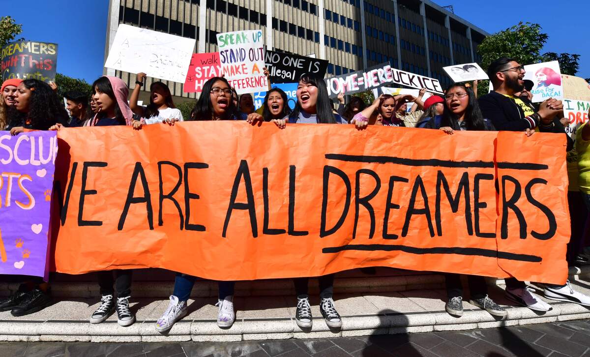 Estudiantes y partidarios de DACA marchan en el centro de Los Ángeles, California, el 12 de noviembre de 2019 mientras la Corte Suprema de Estados Unidos escuchaba los argumentos para tomar una decisión con respecto al futuro de DACA.