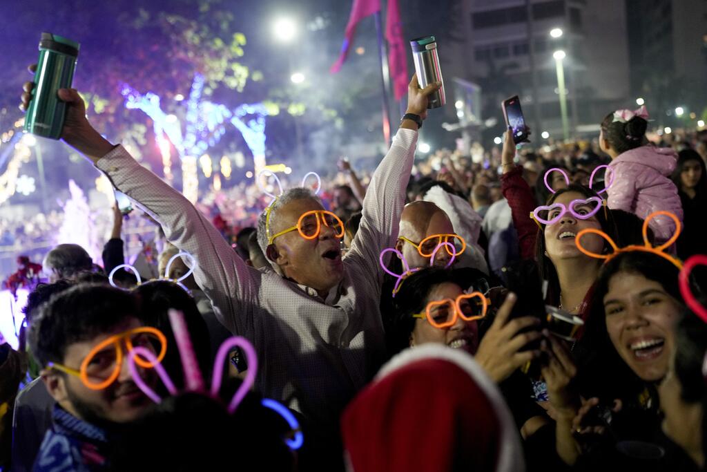 Una multitud celebra la llegada del año nuevo