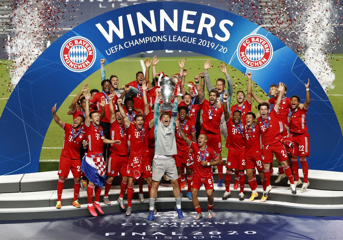 El arquero Manuel Neuer del Bayern Múnich alza el trofeo tras la victoria 1-0 ante el Paris Saint-Germain en la final de la Liga de Campeones, el domingo 23 de agosto, en Lisboa. (Matthew Childs/Pool vía AP)