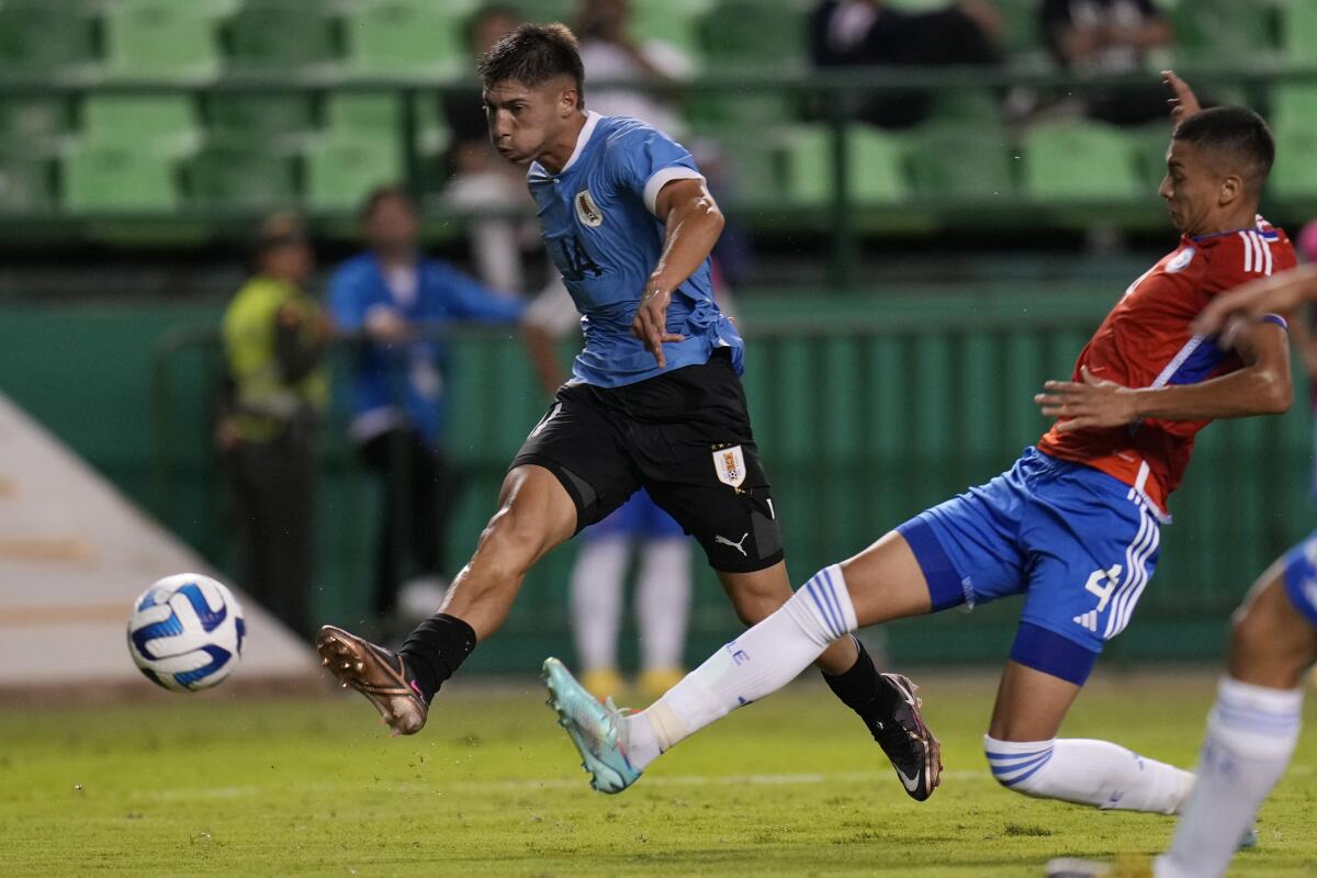 Sergio García, izquierda, anota el tercer gol de Uruguay ante Chile en el Campeonato Sudamericano Sub20