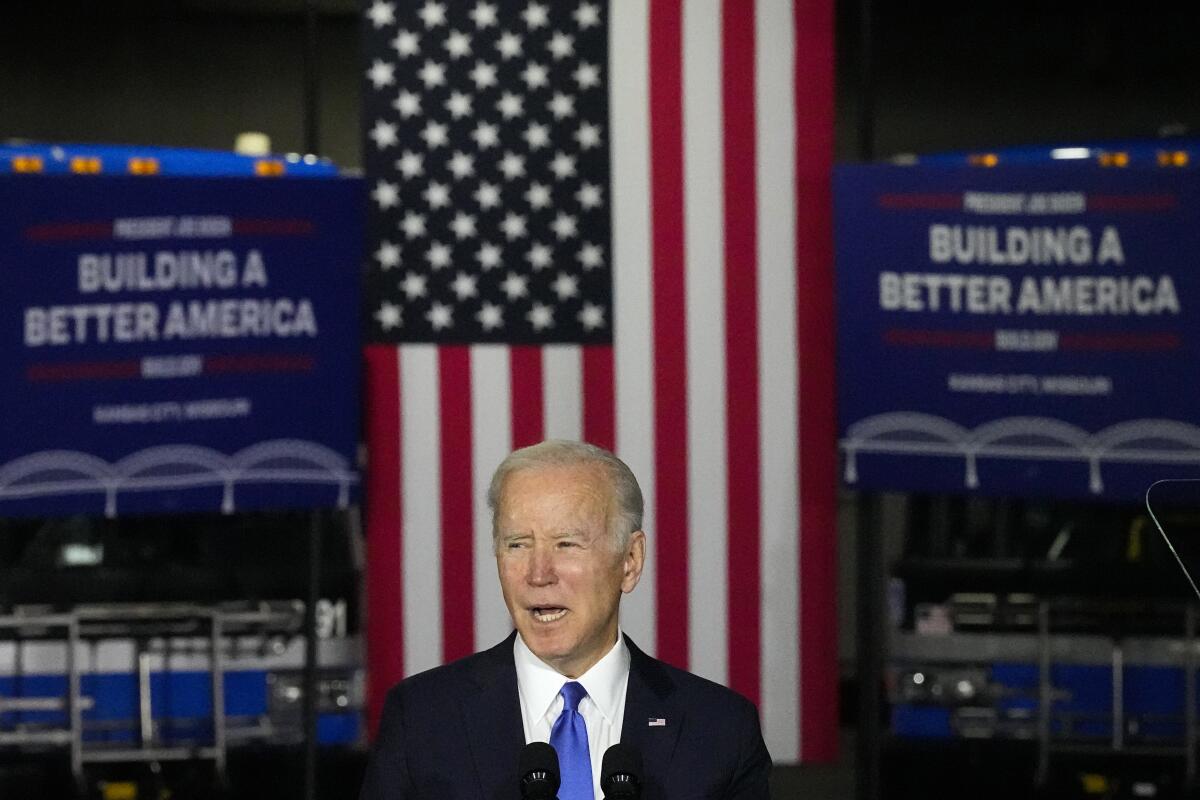 Joe Biden ordena a gobierno dejar de emitir carbono y pone fecha