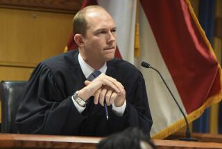 El juez Scott McAfee habla a los abogados en una audiencia sobre las acusaciones contra el expresidente Donald Trump respecto a la interferencia en la elección de Georgia, el jueves 28 de marzo de 2024 en Atlanta, Georgia. (Dennis Byron/Hip Hop Enquirer vía AP)