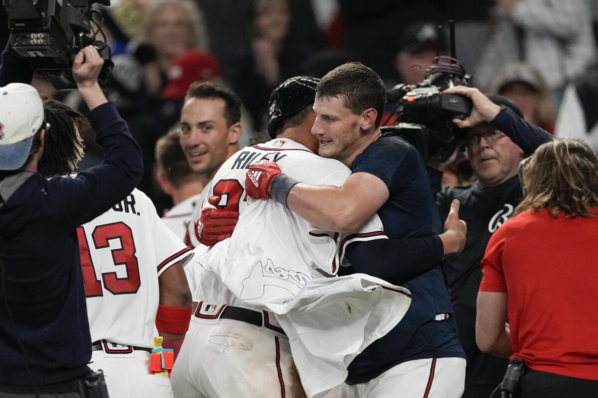 Murphy's 2-run homer in 10th powers Braves past Reds, 5-4 - The