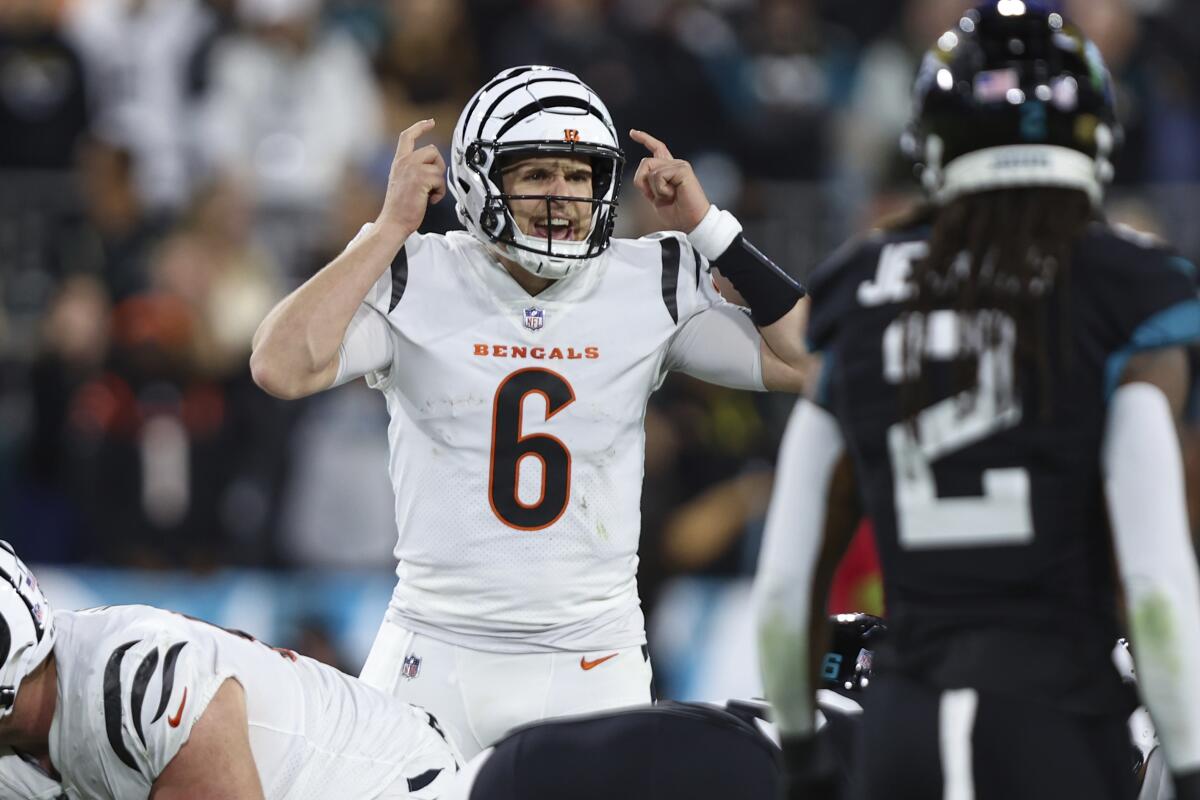 Bengals quarterback Jake Browning (6) signals at the line during a game against the Jaguars.