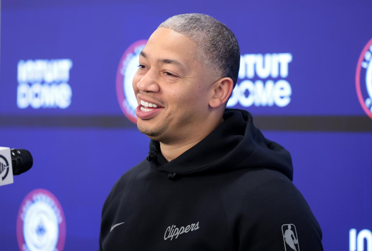 Clippers başantrenörü Tyronn Lue, Salı günü Inglewood'daki Intuit Dome'da düzenlenen basın toplantısında gazetecilere konuşuyor.