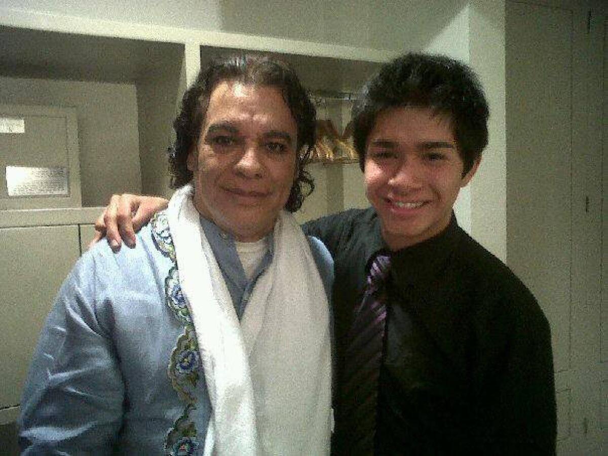 El cantante mexicano Juan Gabriel y un exalumno de la escuela musical y albergue infantil que operó el primero desde 1987 y que mantuvo abierto en Juárez durante casi treinta años.