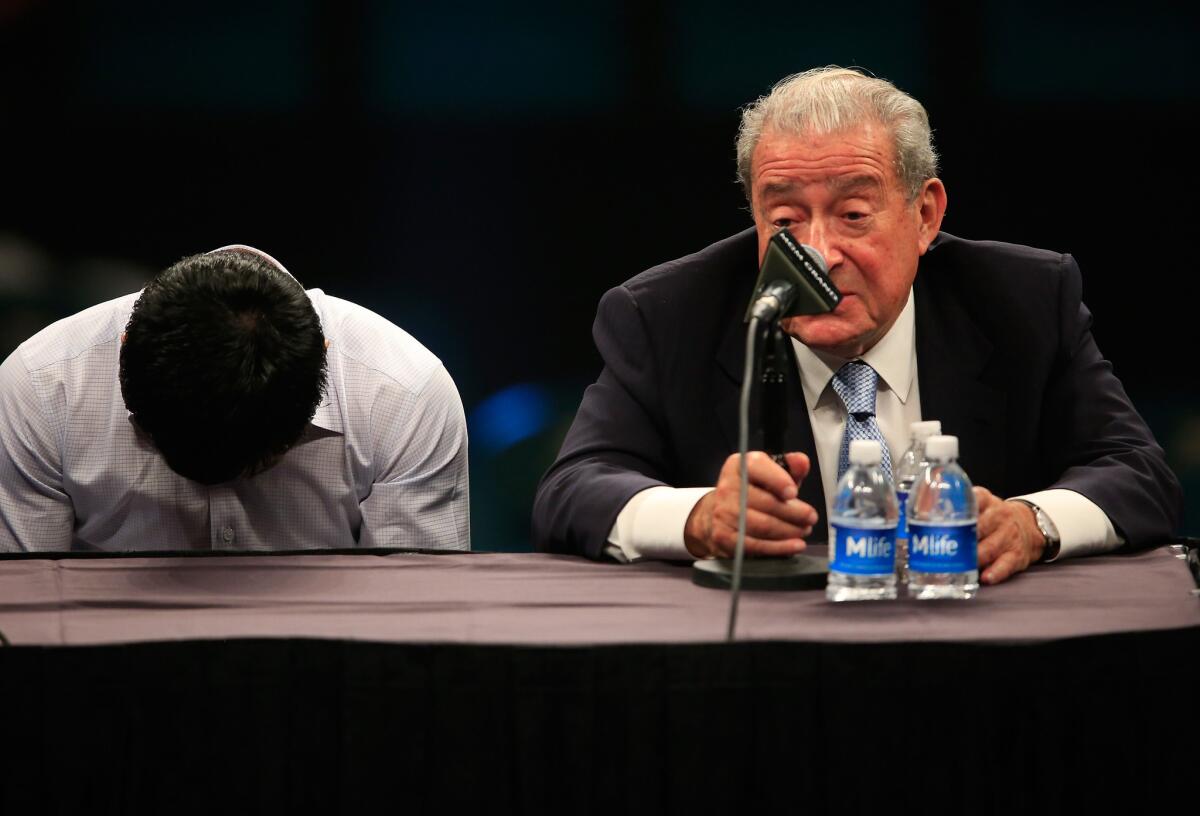 Manny Pacquiao junto a Bob Arum al final del día el sábado pasado.