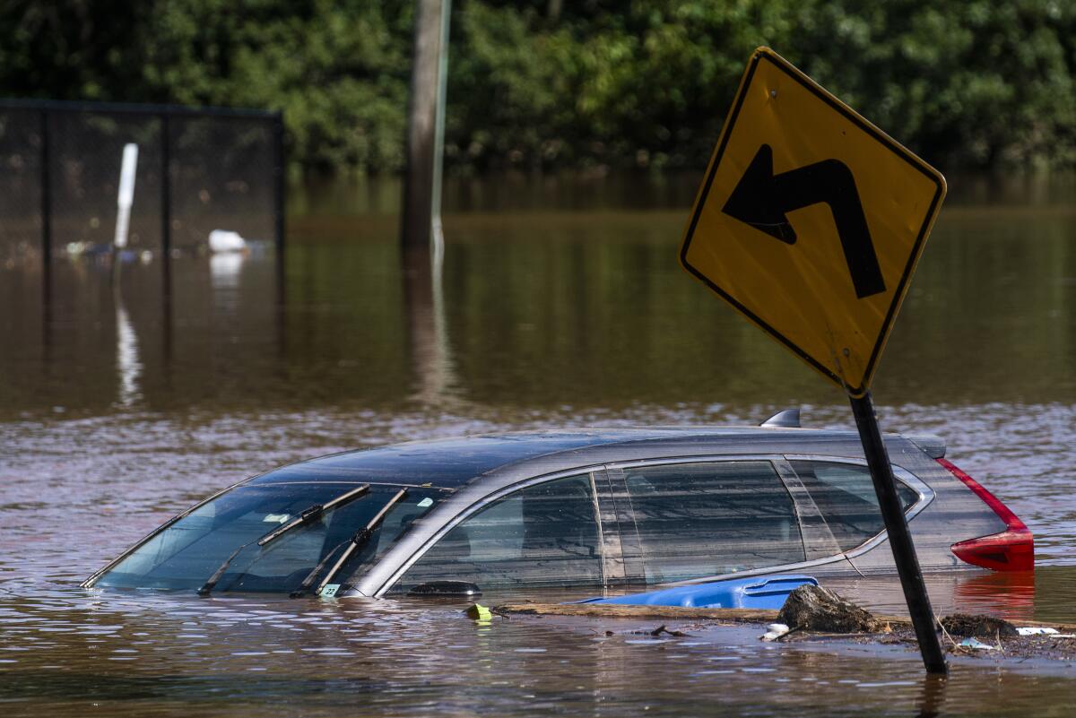 Un automóvil está cubierto por la inundación causada por los restos del huracán Ida en Somerville, Nueva Jersey.