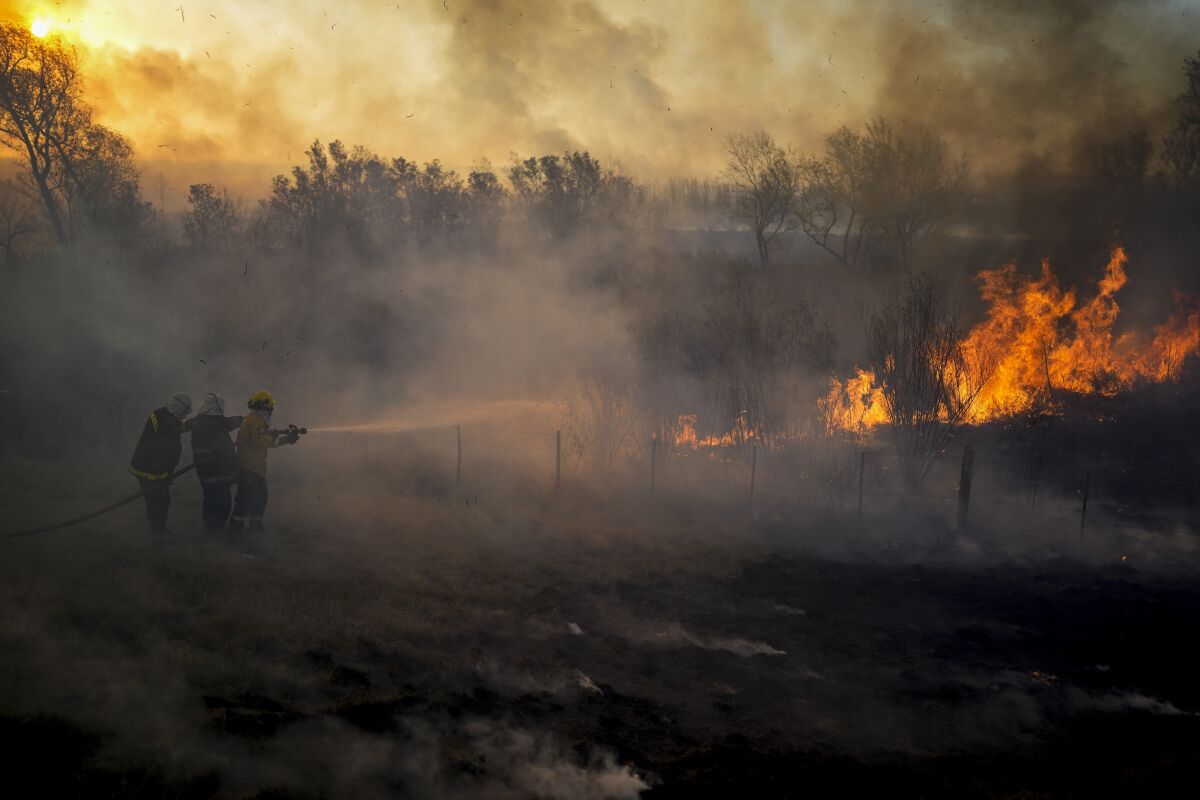 Bomberos combaten llamas cerca de Victoria, provincia de Entre Ríos, Argentina,