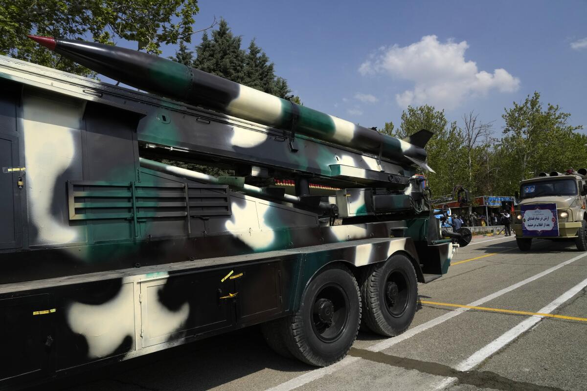 Un misil es transportado en un camión durante un desfile militar