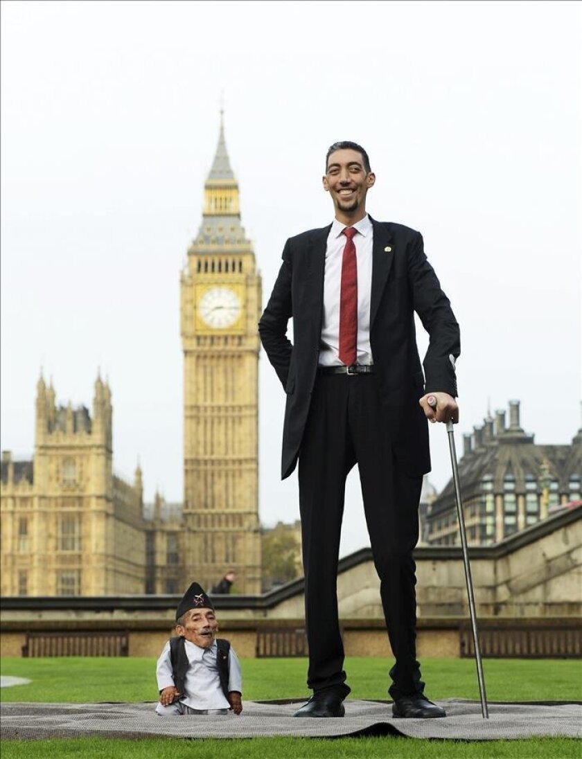 El hombre más alto y el más bajo del mundo, juntos en Londres San Diego UnionTribune en Español