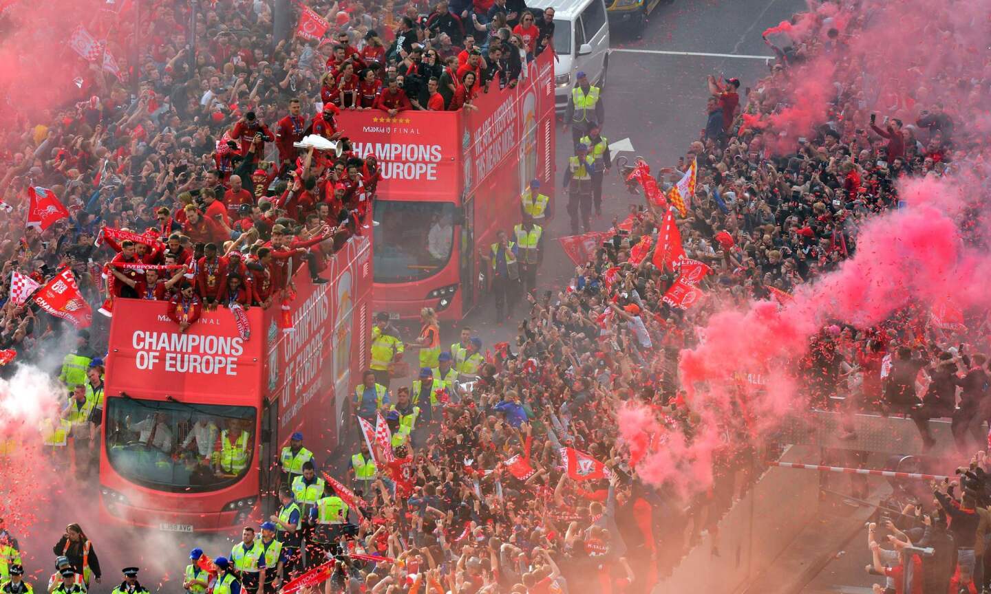 FBL-EUR-C1-ENG-LIVERPOOL-TROPHY-PARADE