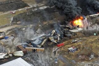 En esta fotografía captada por un dron se ven porciones de un tren de carga del operador ferroviario Norfolk Southern que se descarriló el viernes 3 de febrero de 2023, y que seguía ardiendo al día siguiente, en East Palestine, Ohio. (AP Foto/Gene J. Puskar)