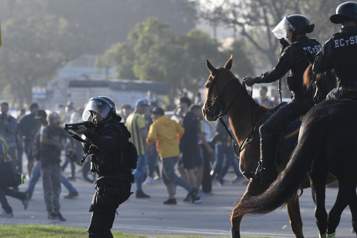 La policía enfrenta a hinchas del club argentino Rosario Central 