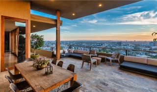  La maison à flanc de colline comprend trois niveaux de terrasses, balcons et patios, ainsi qu'une piscine et un spa.