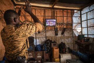 En esta imagen de archivo, un soldado aplaude la toma de posesión del líder de la junta militar, el teniente coronel Paul Henri Sandaogo Damiba, que fue emitida por la televisora nacional, el 16 de febrero de 2022, en Uagadugí, Burkina Faso. (AP Foto/Sophie Garcia, archivo)