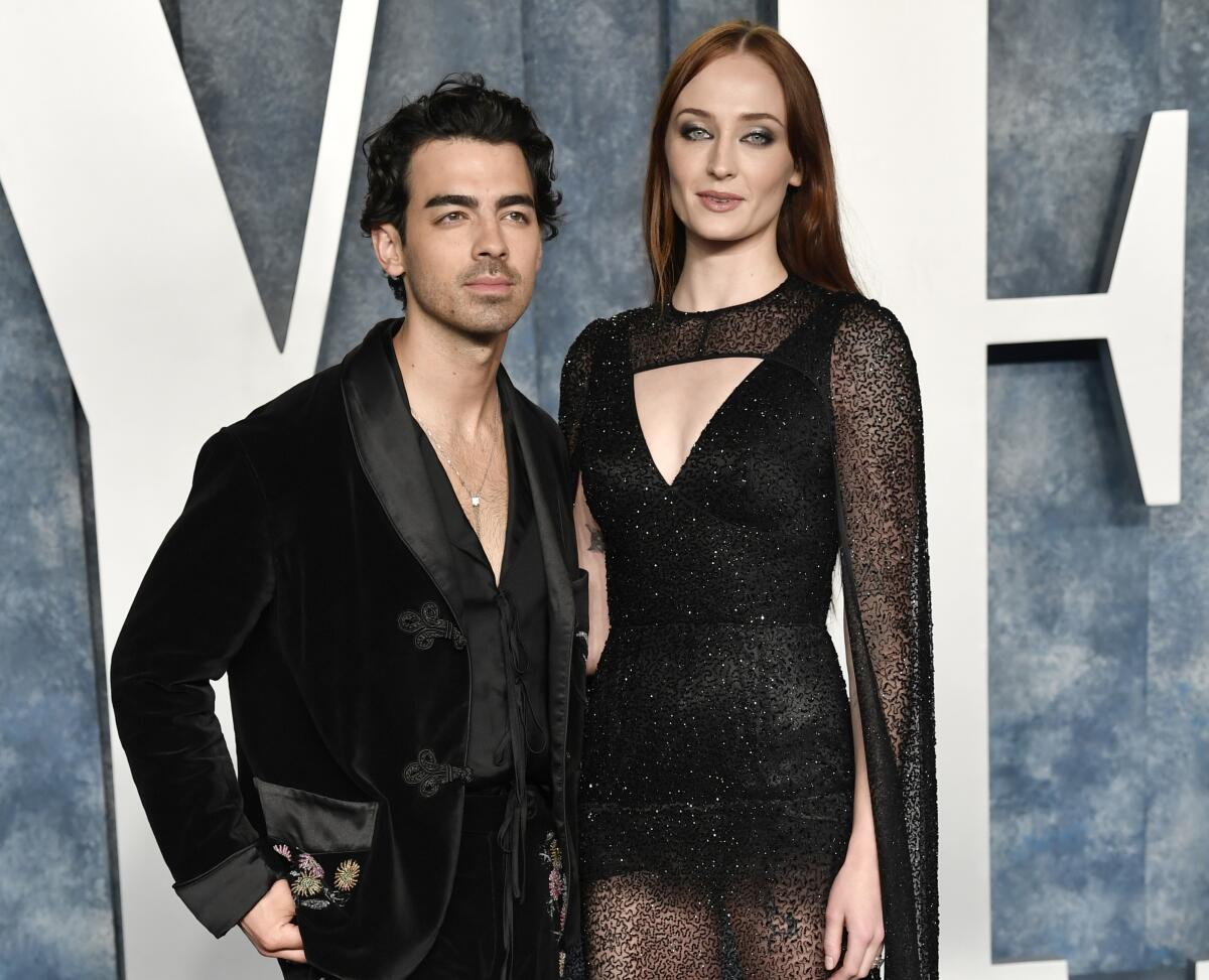ARCHIVO - Joe Jonas, izquierda, y Sophie Turner en la fiesta de los Oscar de Vanity Fair el 12 de marzo de 2023
