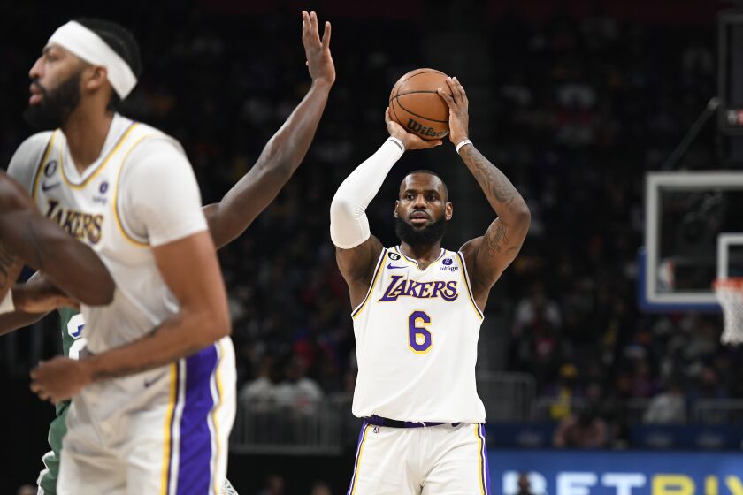 El alero de los Lakers de Los Ángeles LeBron James busca para pasar el balón en el encuentro ante los Pistons de Detroit el domingo 11 de diciembre del 2022. (AP Foto/Jose Juarez)