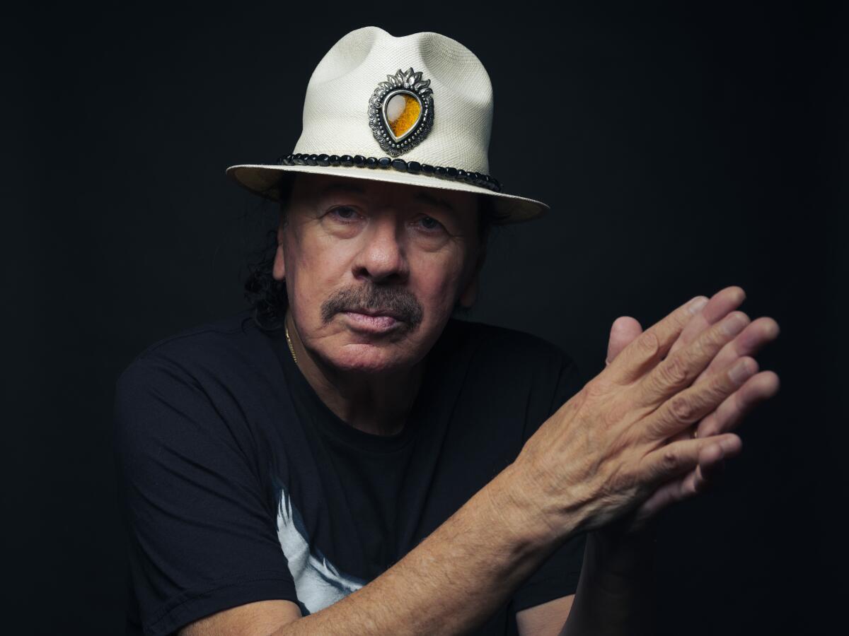 Carlos Santana posa para un retrato el viernes 16 de junio de 2023 en Nueva York. 