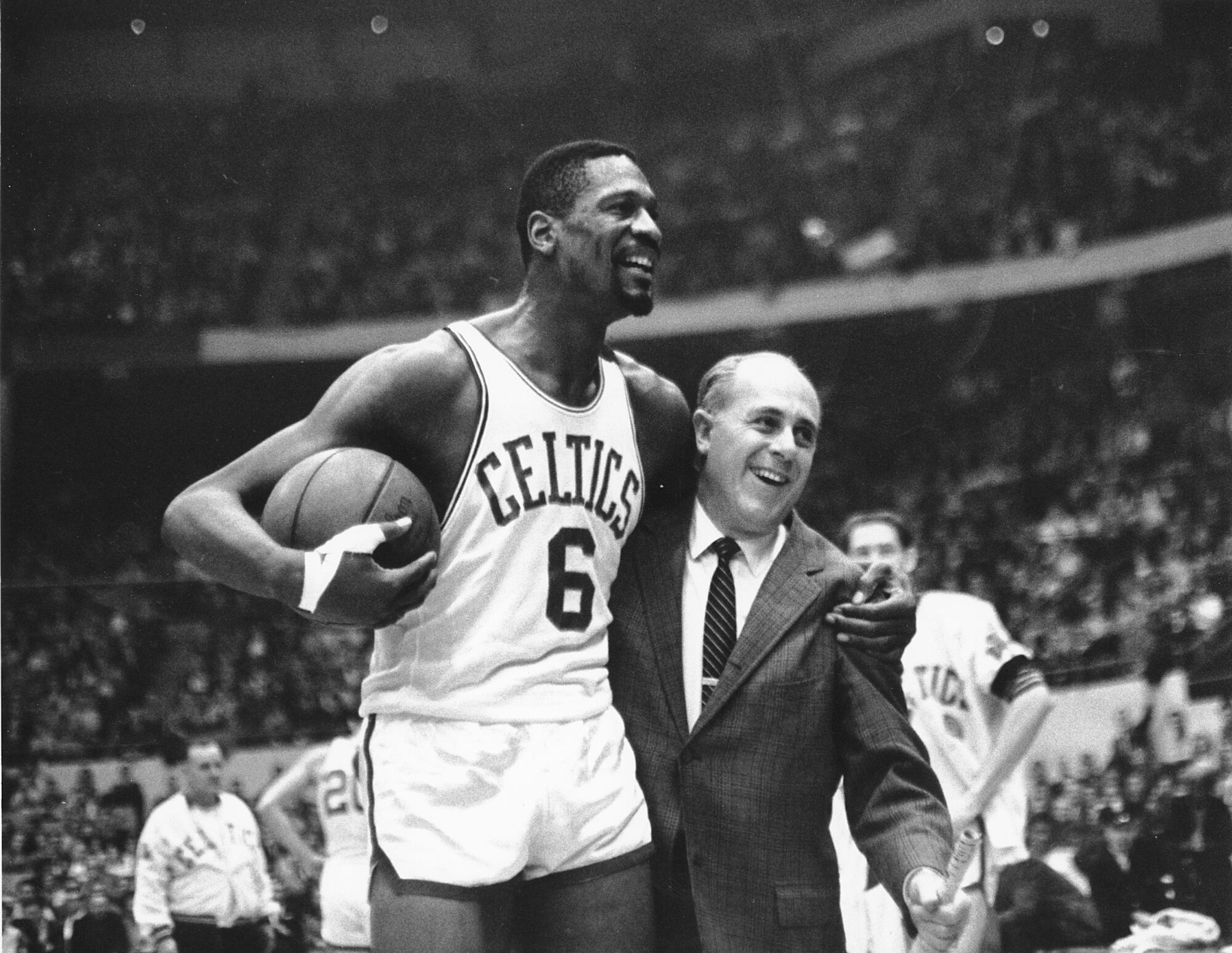 Bill Russell, à gauche, star des Boston Celtics, est félicité.