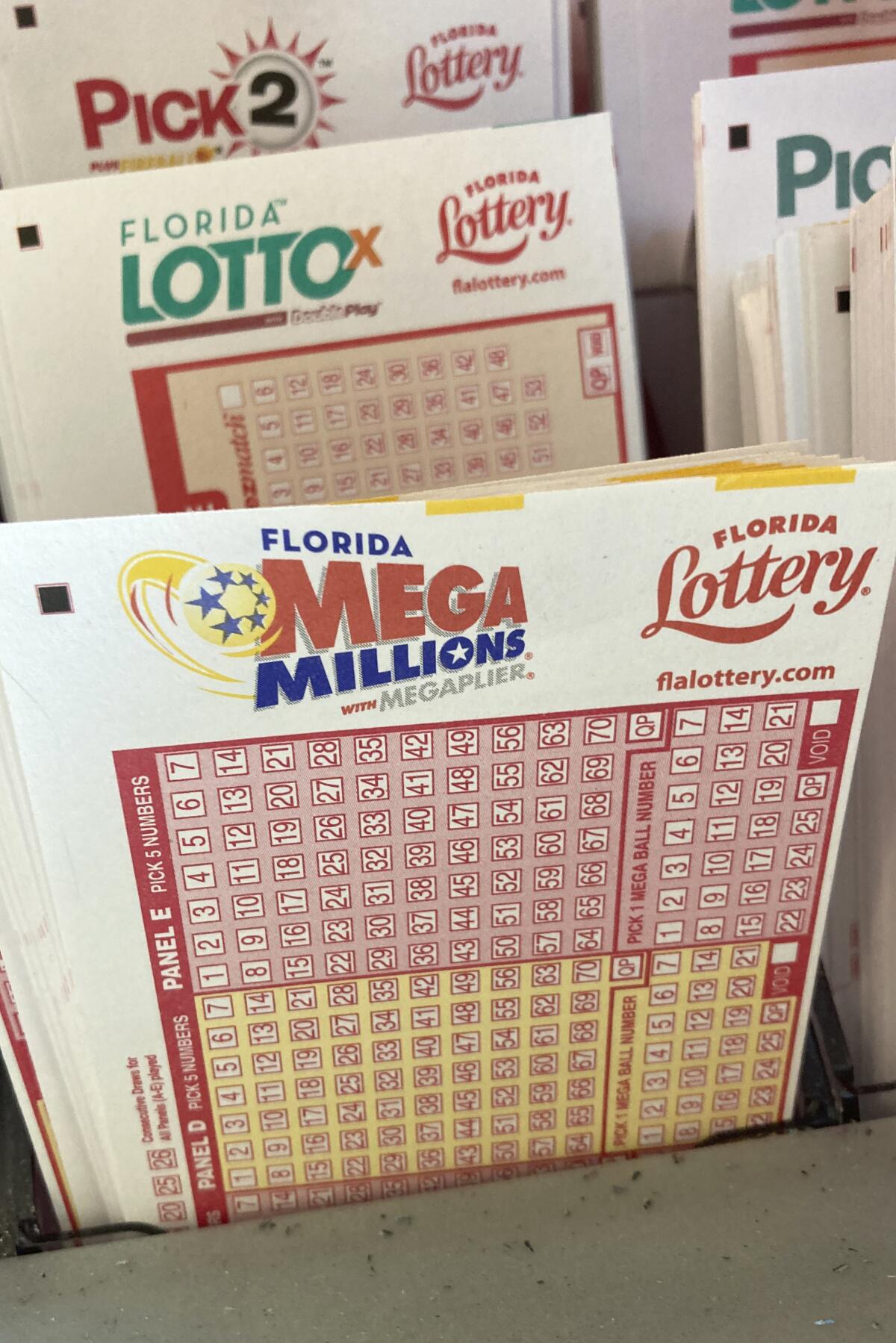Boletas para participar en la lotería Mega Millions en un supermercado en Surfside, Florida