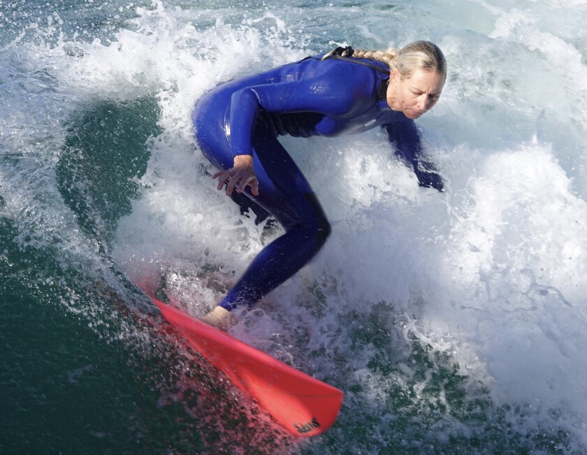 Una mujer surfea