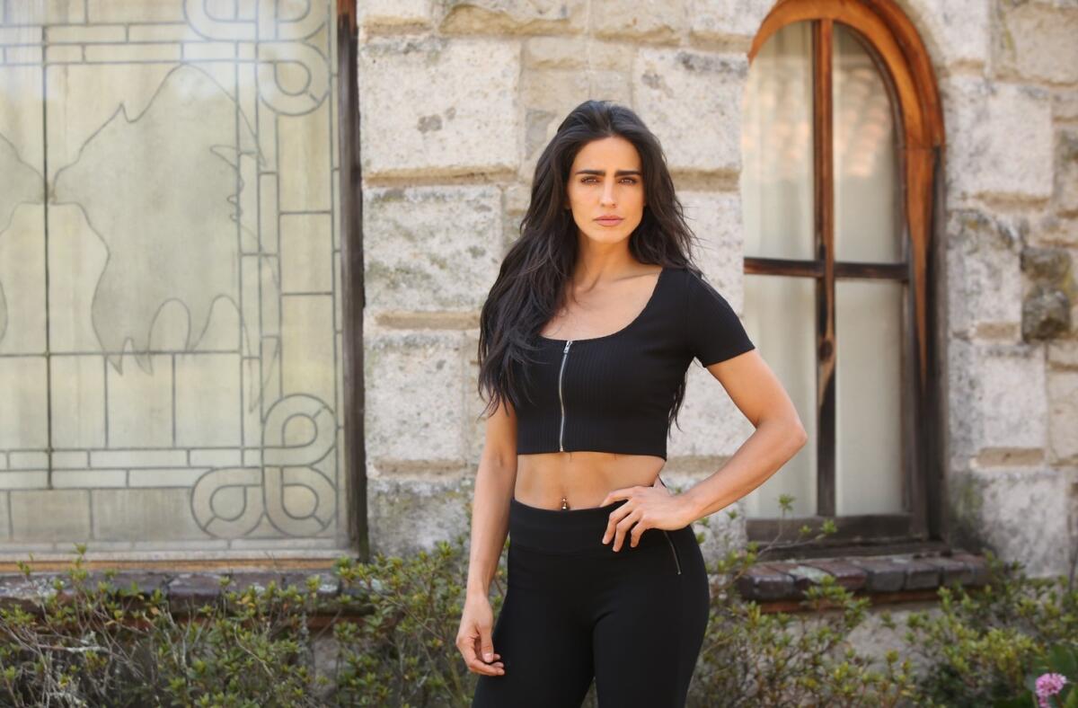 Muestra Bárbara de Regil el músculo - Los Angeles Times