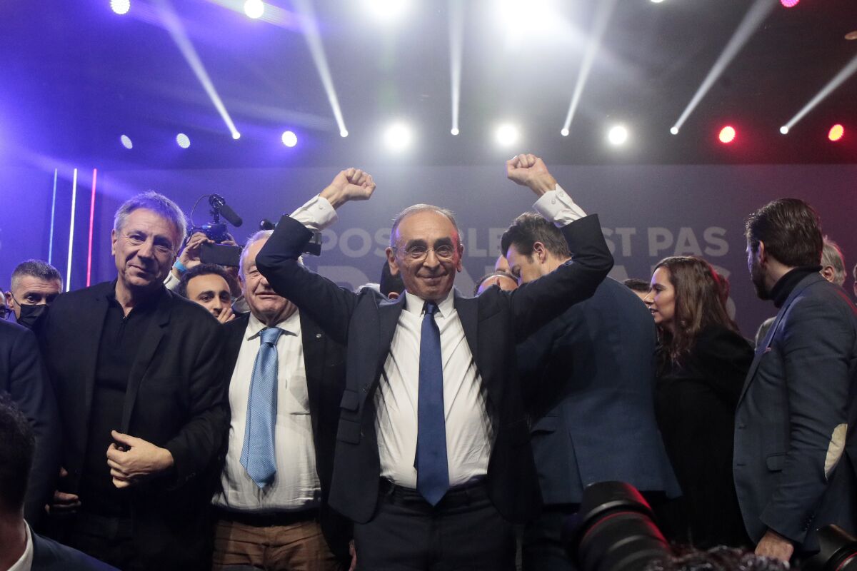 Far-right French presidential candidate Eric Zemmour raising his arms