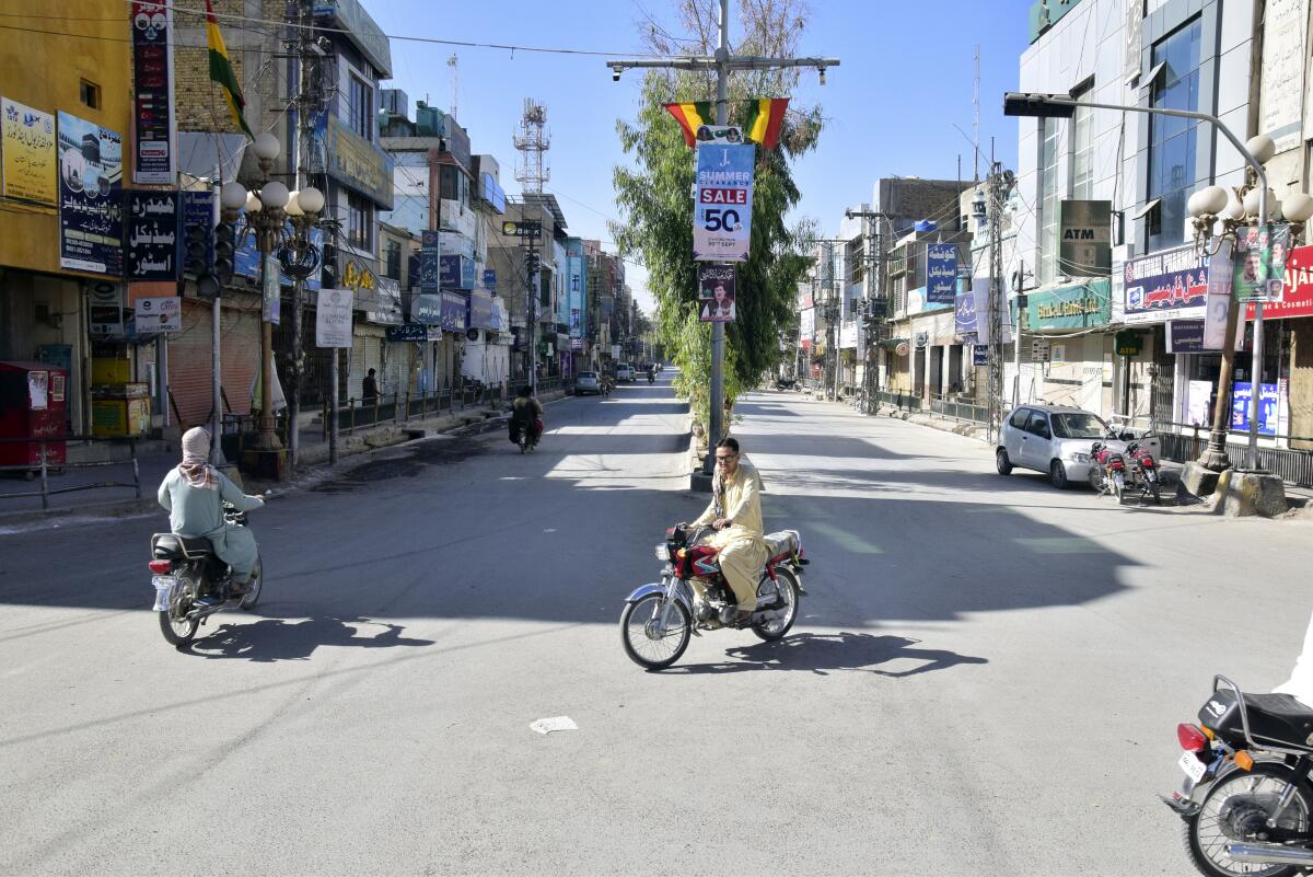 Negocios paquistaníes cerrados como protesta tras el ataque en Mastung, Pakistán.