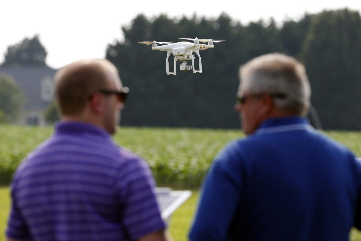 Un dron DJI Phantom 3 mientras es teledirigido durante una exhibición en Cordova, Maryland.